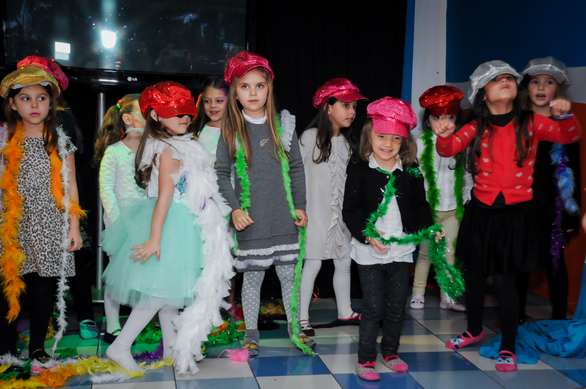 crianças com as fantasias no buffet comics,são paulo,sp