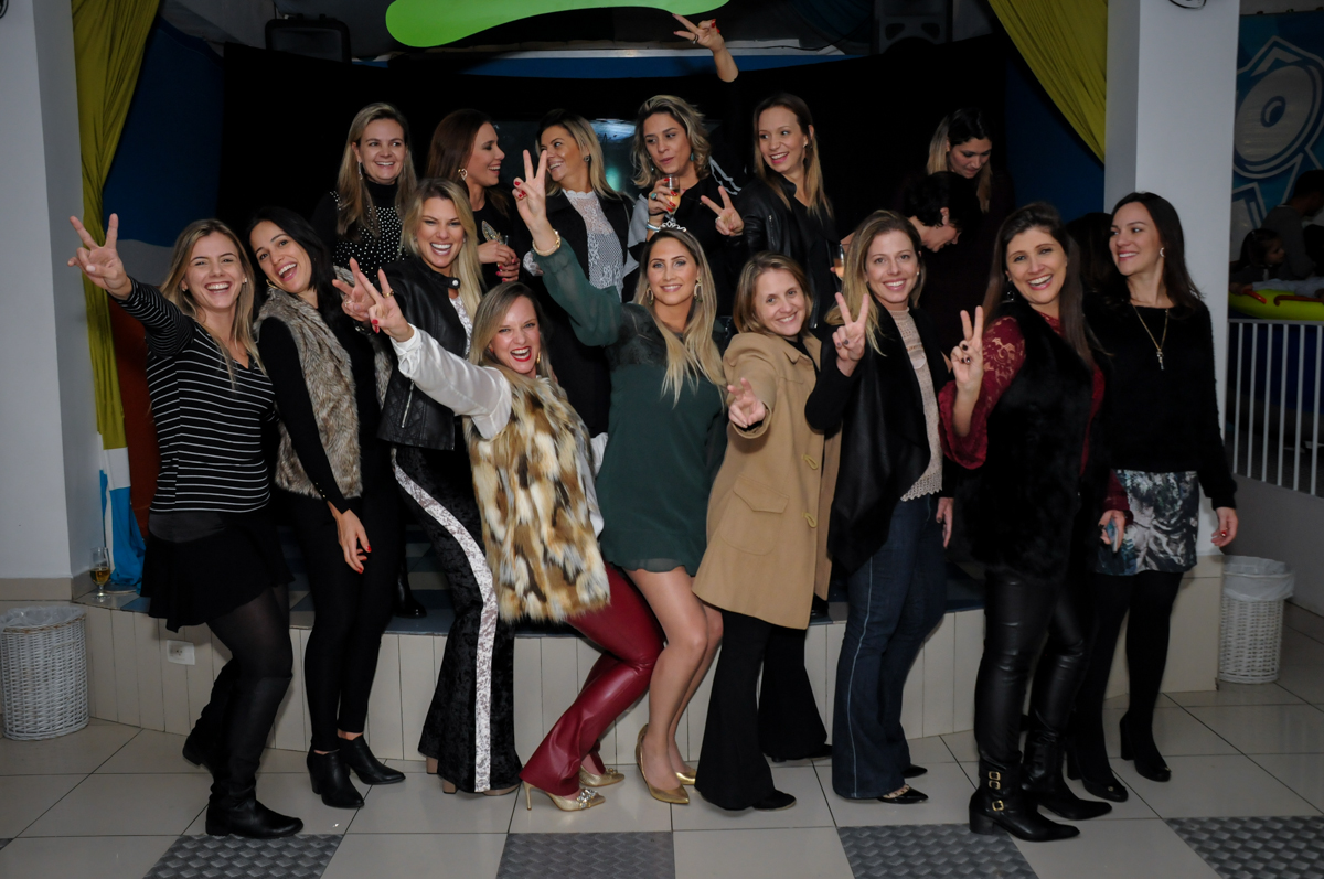 mães das crianças fazem pose para a foto no buffet comics,são paulo,sp