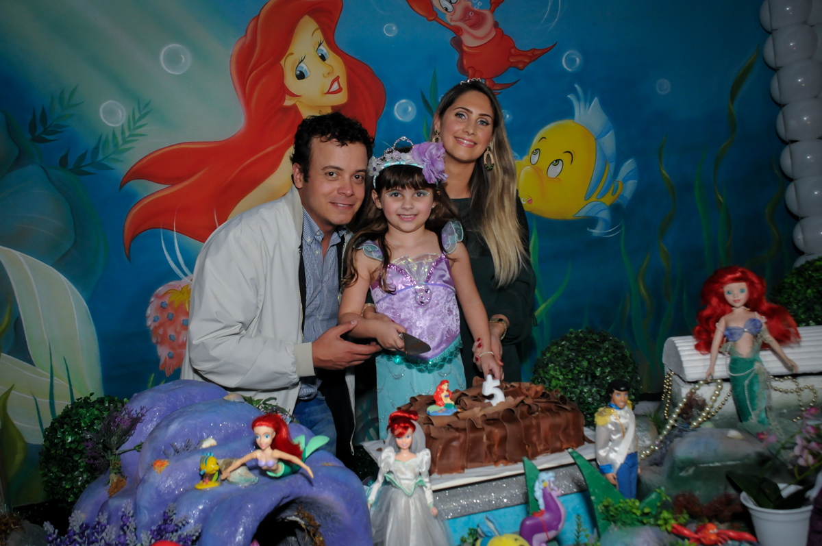 cortando o primeiro pedaço de bolo no buffet comics,são paulo,sp