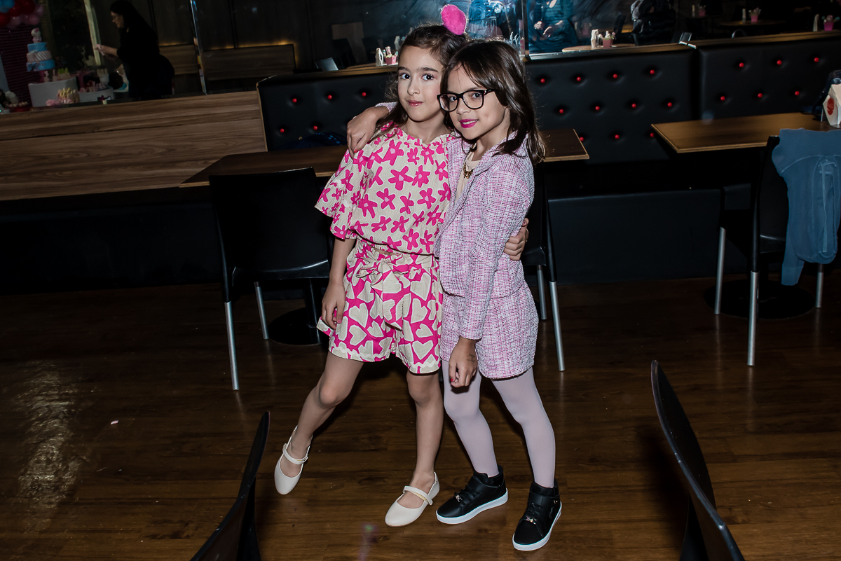 natália recebe as amiguinhas para curtirem sua festa