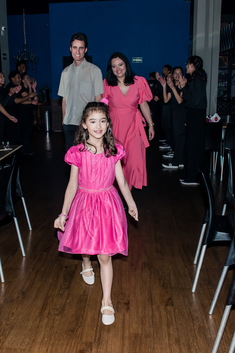 natália vem na frente vestida de princesa