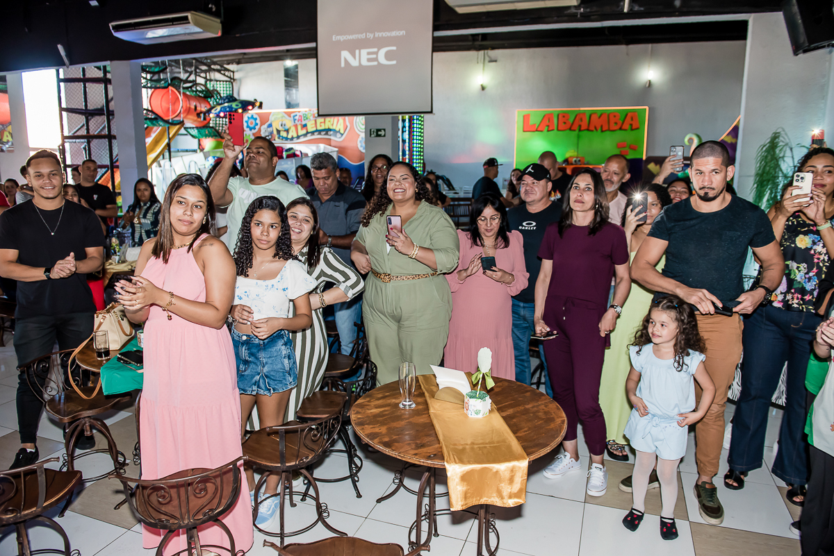 os convidados cantam o parabéns pra você