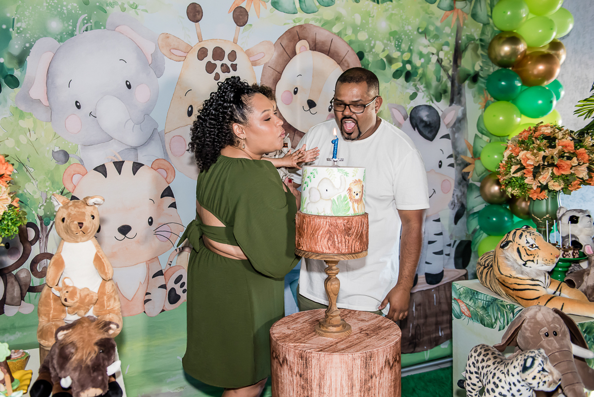 soprando a vela do bolo