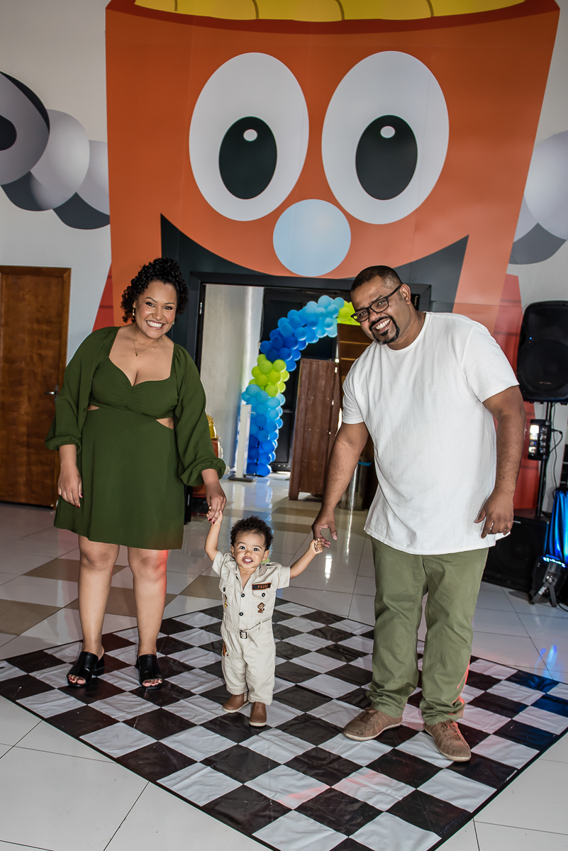 pedro está ensaiando seus primeiros passos