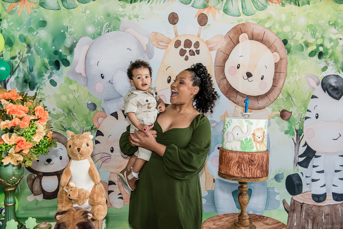 mamãe feliz tira risos do aniversariante