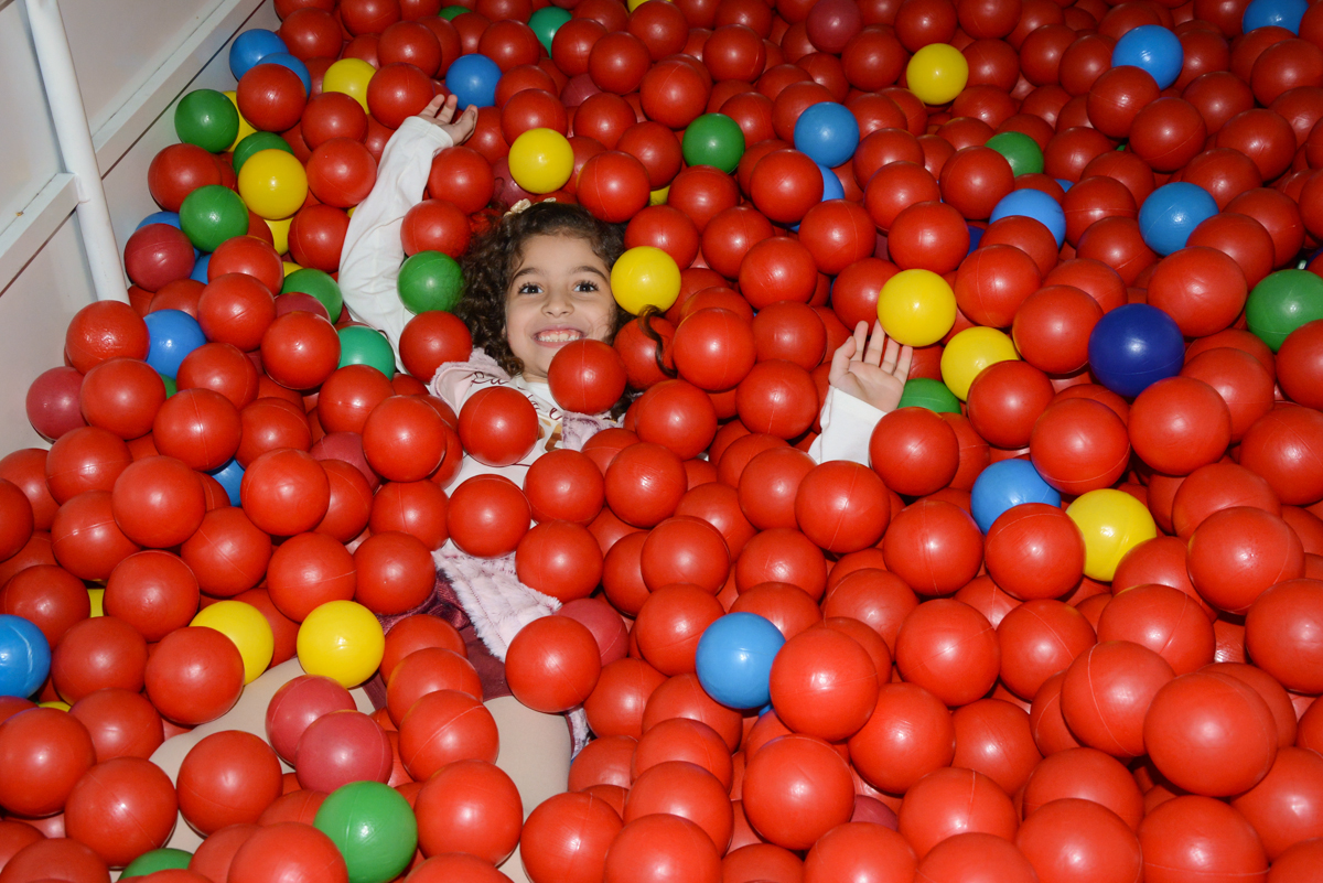 baguança na piscina de bolinha no Buffet Galeria da arte, Vila Maria São Paulo, SP