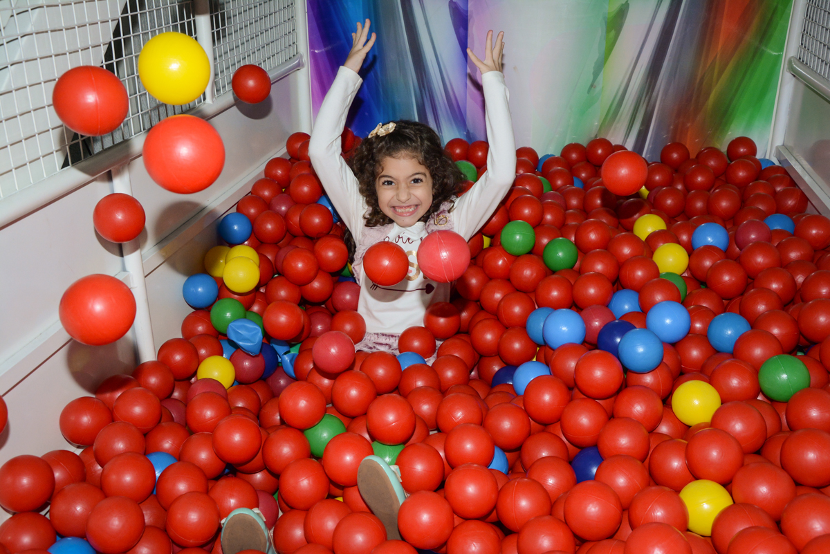 jogando bolinhas para cima no Buffet Galeria da arte, Vila Maria São Paulo, SP