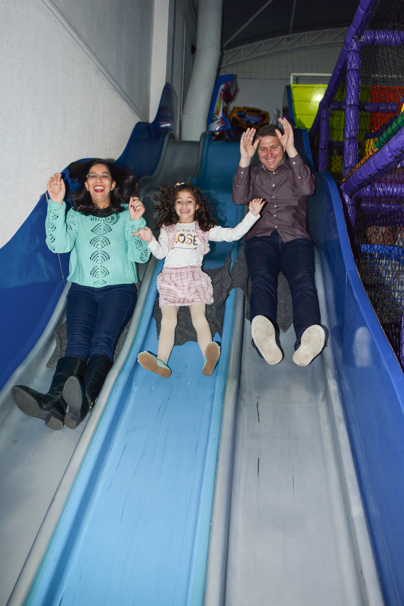 família curtindo o escorregador no Buffet Galeria da arte, Vila Maria São Paulo, SP
