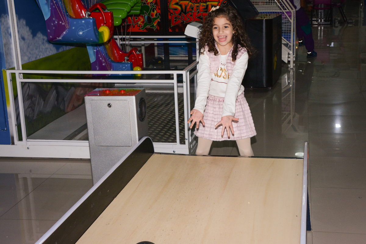 brincando de boliche no Buffet Galeria da arte, Vila Maria São Paulo, SP