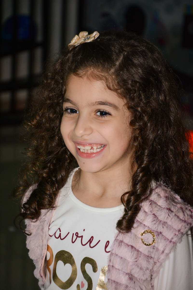 sorriso gostoso da aniversariante no Buffet Galeria da arte, Vila Maria São Paulo, SP