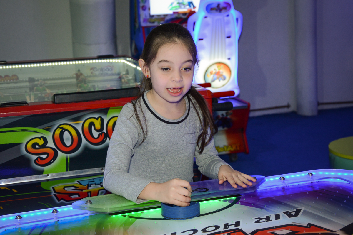 fazendo gol no jogo de futebol no Buffet Galeria da arte, Vila Maria São Paulo, SP