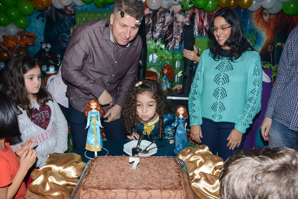 assoprando a vela do bolo no Buffet Galeria da arte, Vila Maria São Paulo, SP
