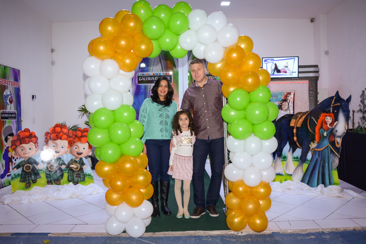 fotografia da família no arco de bexigas no Buffet Galeria da arte, Vila Maria São Paulo, SP