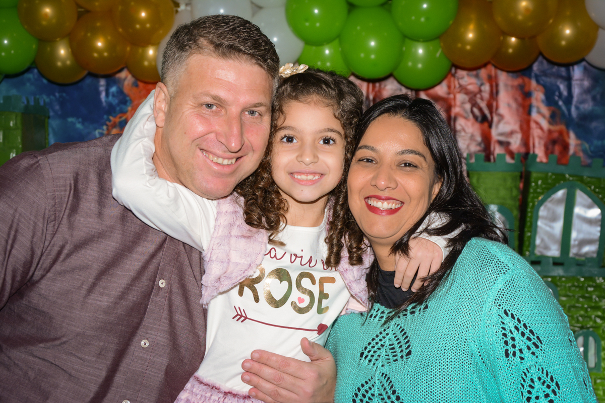 abraço gostoso ganha a aniversariante no Buffet Galeria da arte, Vila Maria São Paulo, SP