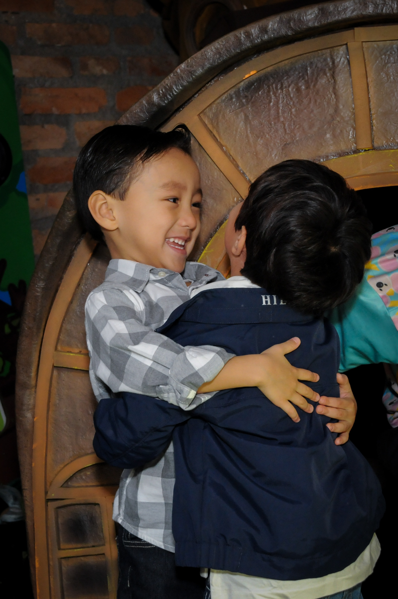 abraço gostoso no amigo no Buffet Mini Land, Pinheiros, São Paulo, SP