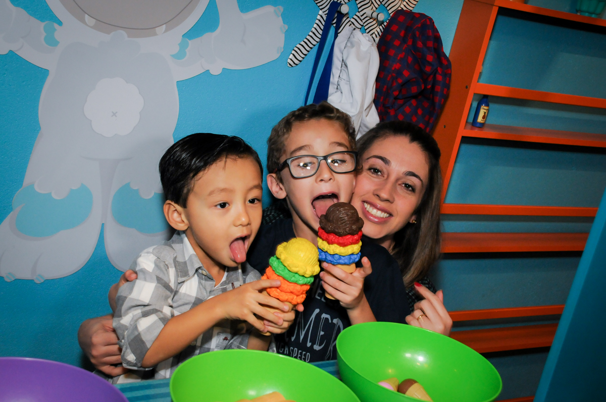 hora de experimentar o sorvete no Buffet Mini Land, Pinheiros, São Paulo, SP