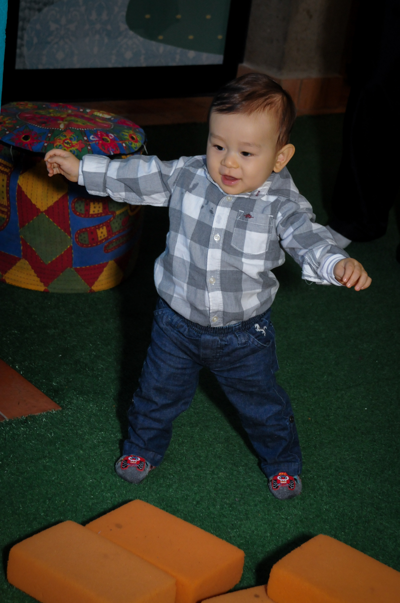 andando na área baby no Buffet Mini Land, Pinheiros, São Paulo, SP