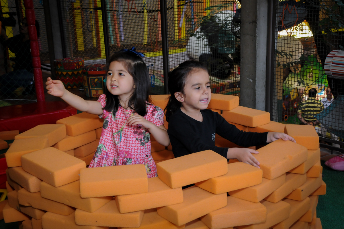 tijolos para a construção no Buffet Mini Land, Pinheiros, São Paulo, SP