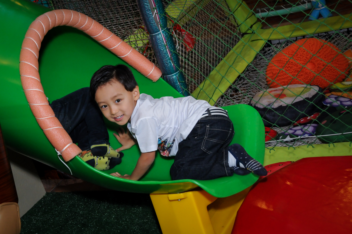 escorregador divertido no Buffet Mini Land, Pinheiros, São Paulo, SP