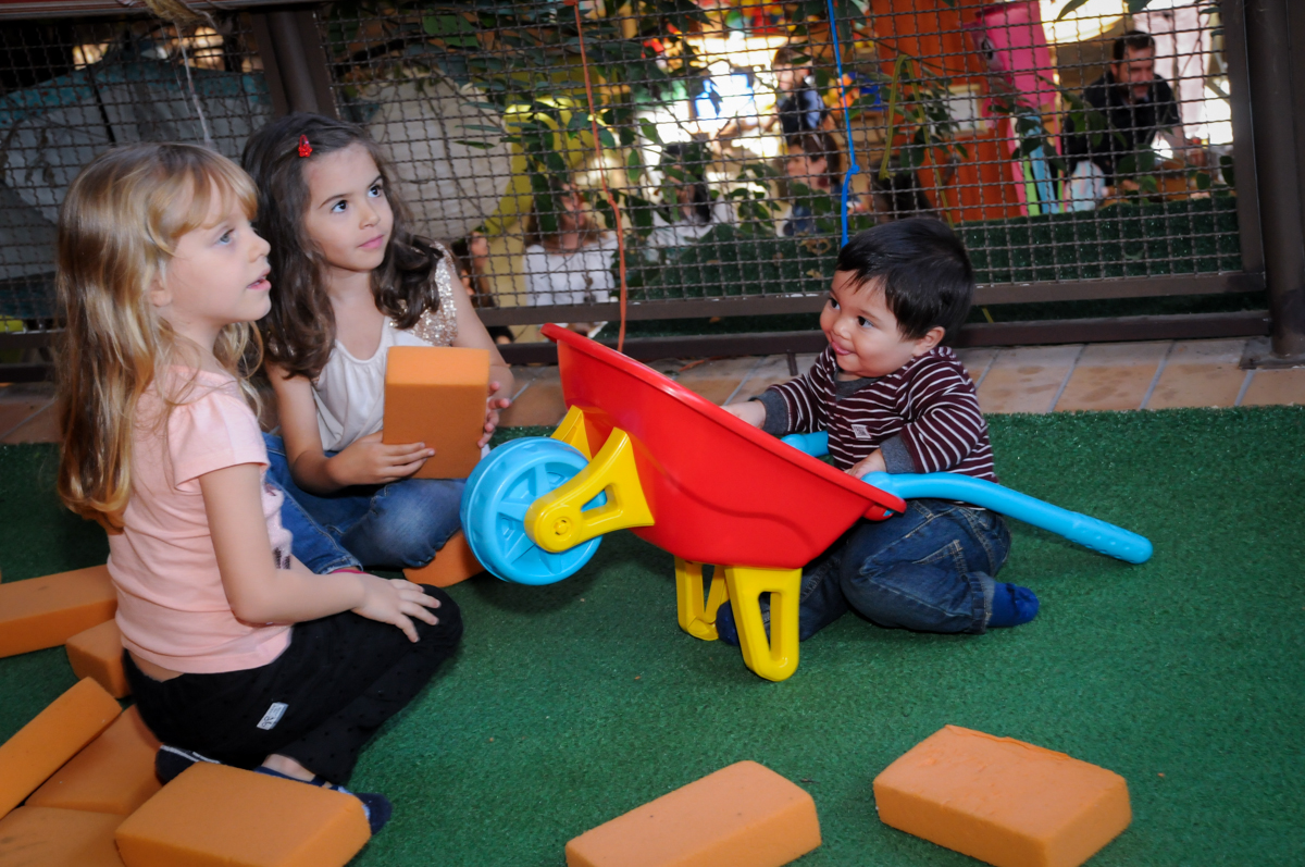brincando com a carrinhola no Buffet Mini Land, Pinheiros, São Paulo, SP