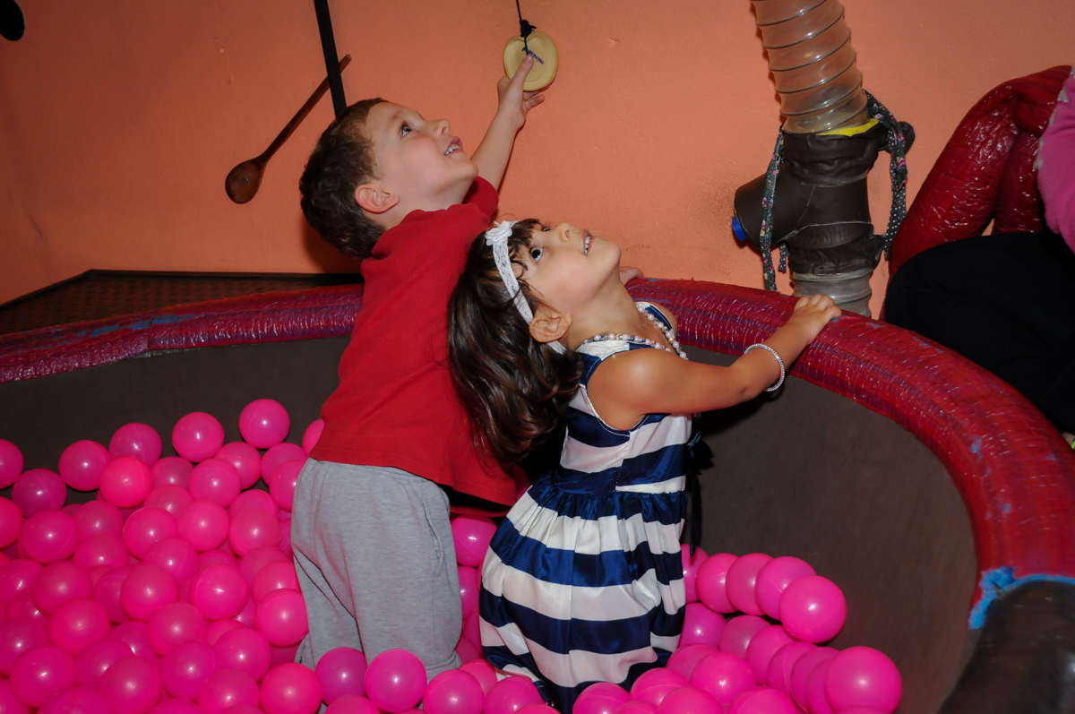 piscina de bolinha divertida no Buffet Mini Land, Pinheiros, São Paulo, SP