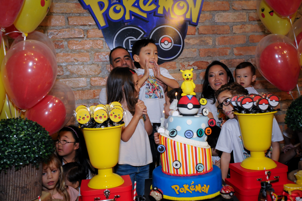 hora de cantar o parabéns no Buffet Mini Land, Pinheiros, São Paulo, SP
