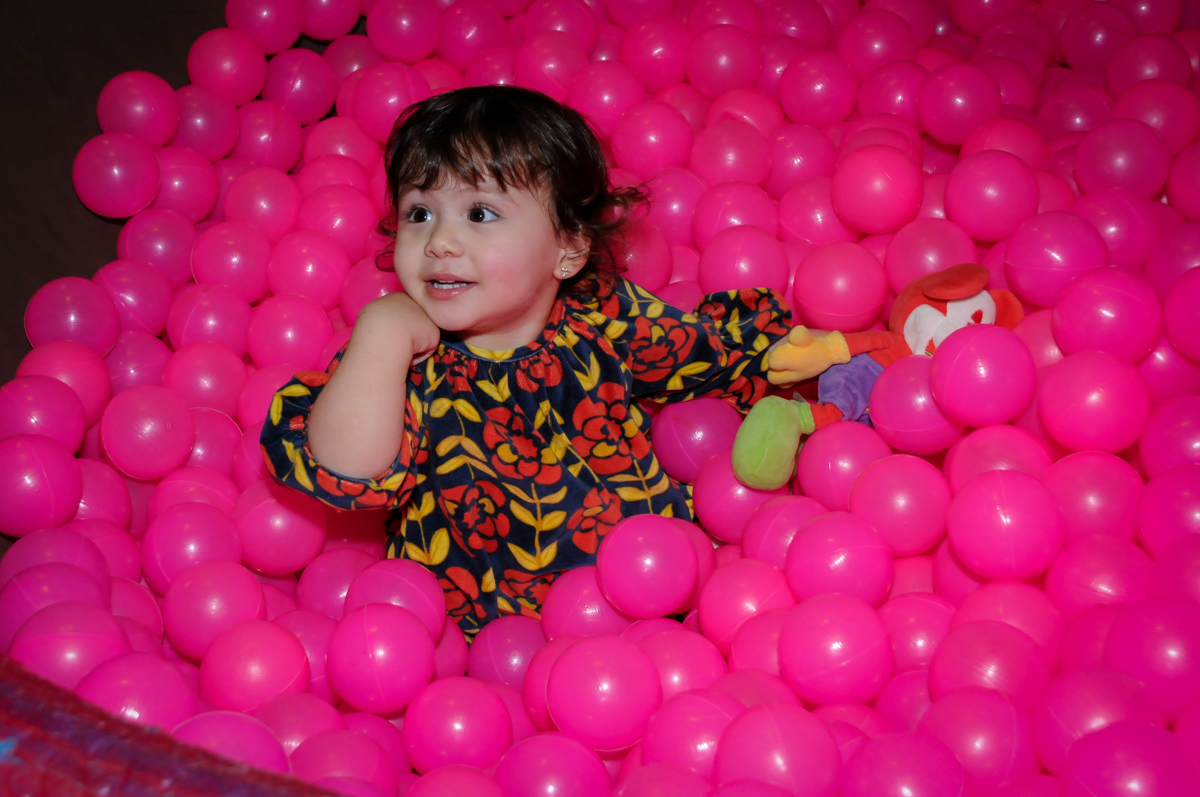 brincndo na piscina de bolinha no Buffet Mini Land, Pinheiros, São Paulo, SP