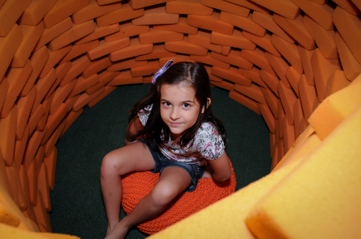 presa na parede da construção no Buffet Mini Land, Pinheiros, São Paulo, SP