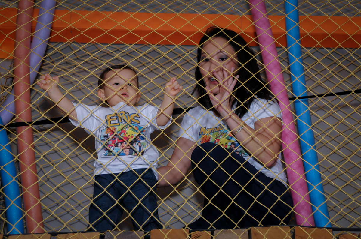 mamãe se diverte com eric no brinquedão no Buffet Mini Land, Pinheiros, São Paulo, SP