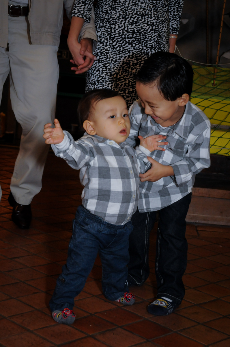 Eric dando seus primeiros passos no Buffet Mini Land, Pinheiros, São Paulo, SP
