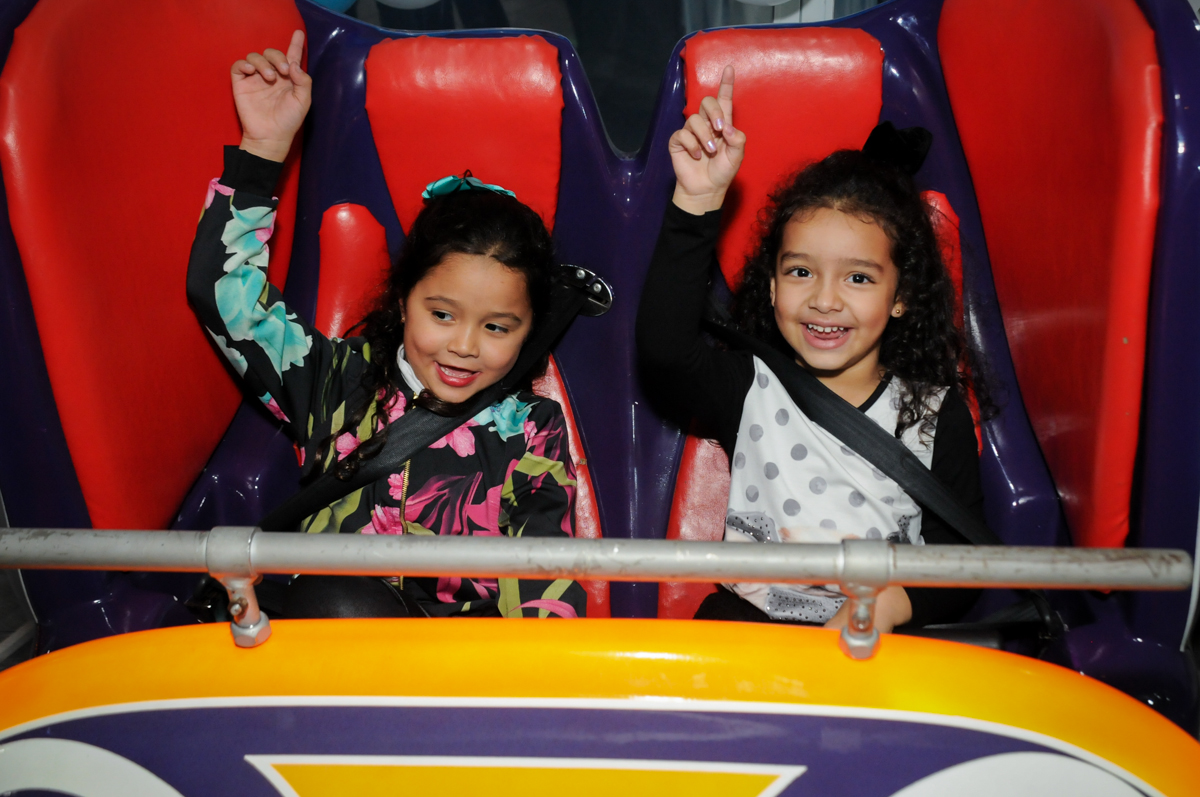 amigos assitem filme 3 d no Buffet Mega Boom, Santana, Zona Norte São Paulo, SP