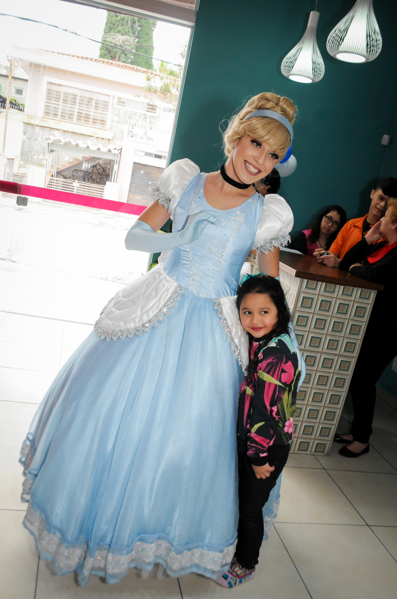 entrada da princesa cinderela no Buffet Mega Boom, Santana, Zona Norte São Paulo, SP