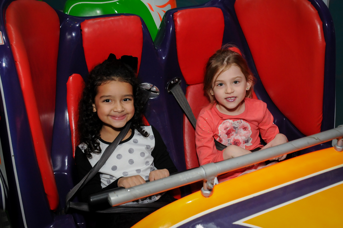 brincando no brinquedo jornada nas estrelas no Buffet Mega Boom, Santana, Zona Norte São Paulo, SP