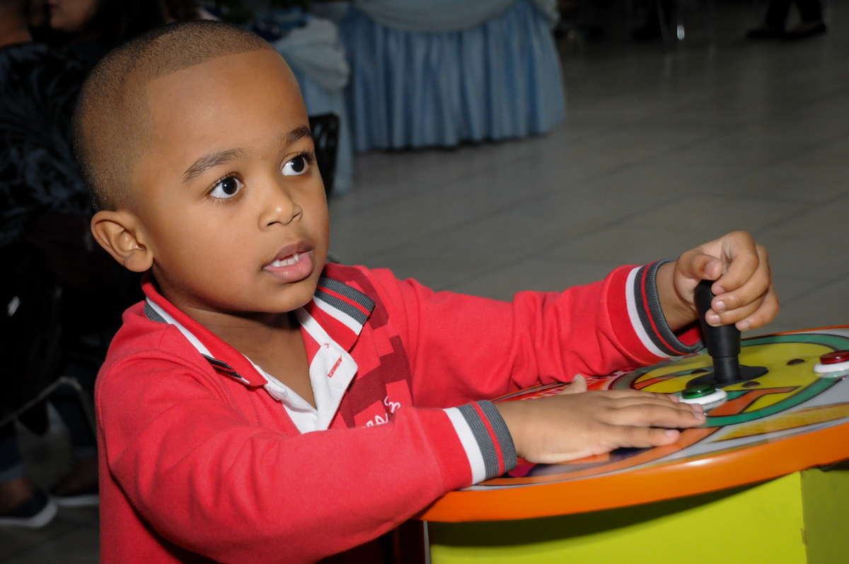 amigo brinca no game no Buffet Mega Boom, Santana, Zona Norte São Paulo, SP