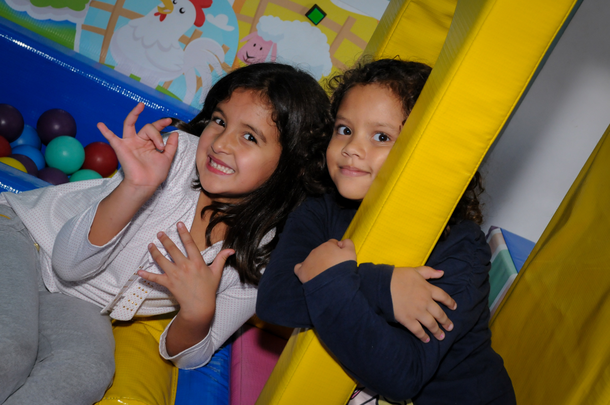 amigas se divertem no Buffet Mega Boom, Santana, Zona Norte São Paulo, SP