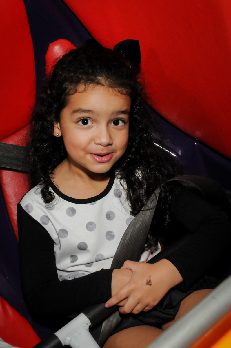 brincando no carrinho no Buffet Mega Boom, Santana, Zona Norte São Paulo, SP