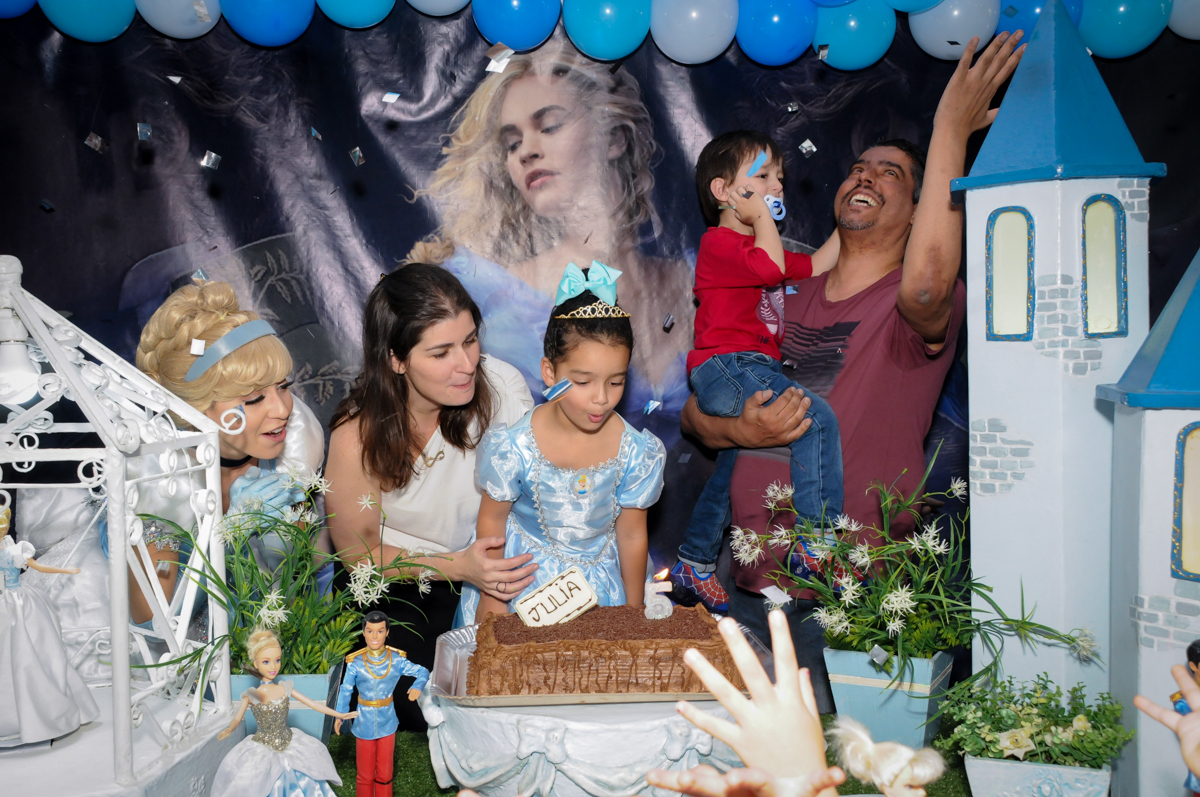 assoprando a vela do bolo noBuffet Mega Boom, Santana, Zona Norte São Paulo, SP