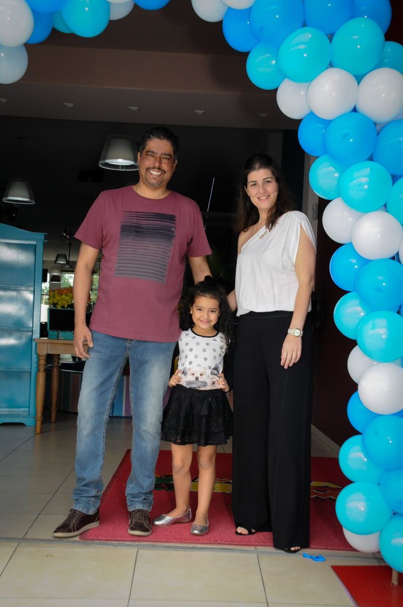 fotografia da família no arco de bexigas no Buffet Mega Boom, Santana, Zona Norte São Paulo, SP