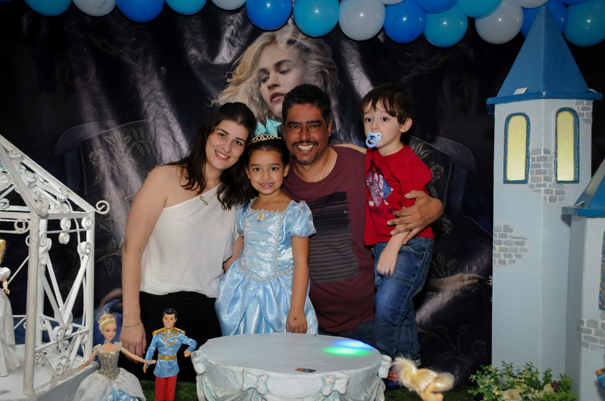 fotografia da família no parabéns no Buffet Mega Boom, Santana, Zona Norte São Paulo, SP