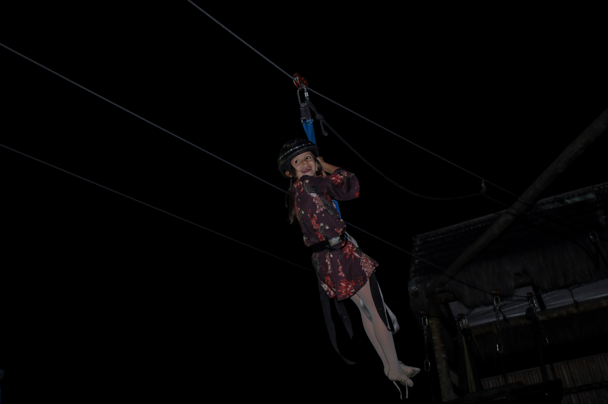 brincando na tirolesa no buffet fantastic world, morumbi, são paulo,sp