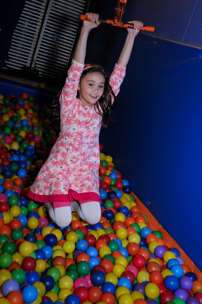 brincando na piscina de bolinha no buffet fantastic world, morumbi, são paulo,sp