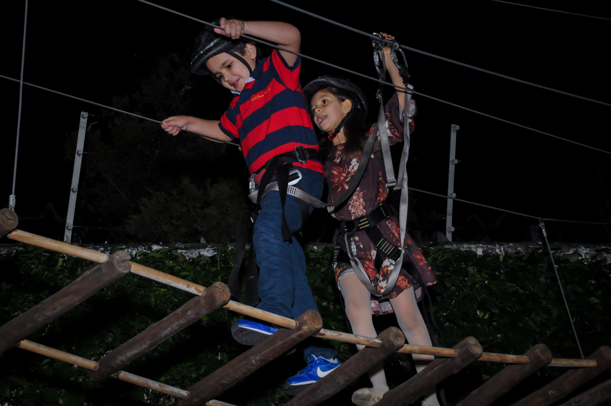 todos querem brincar na tirolesa no buffet fantastic world, morumbi, são paulo,sp