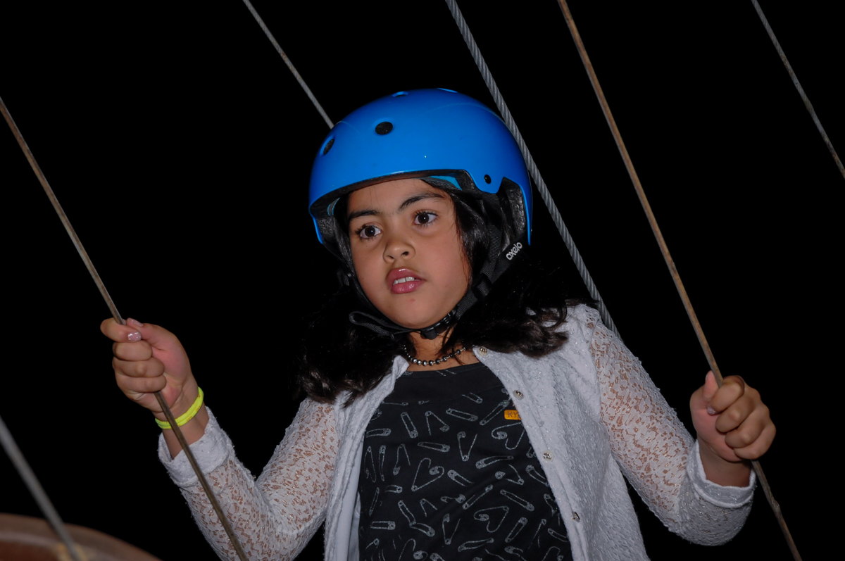 segurando na tirolesa no buffet fantastic world, morumbi, são paulo,sp