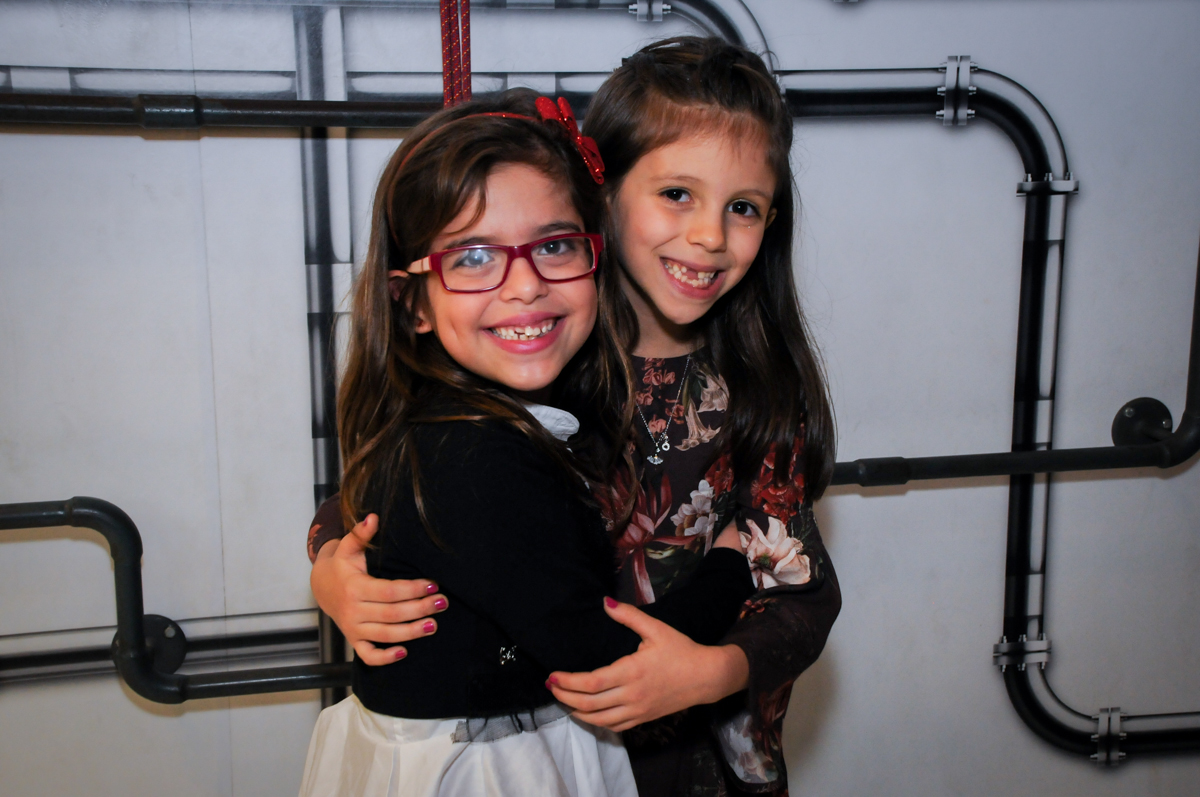 recebendo a amiga para sua festa no buffet fantastic world, morumbi, são paulo,sp