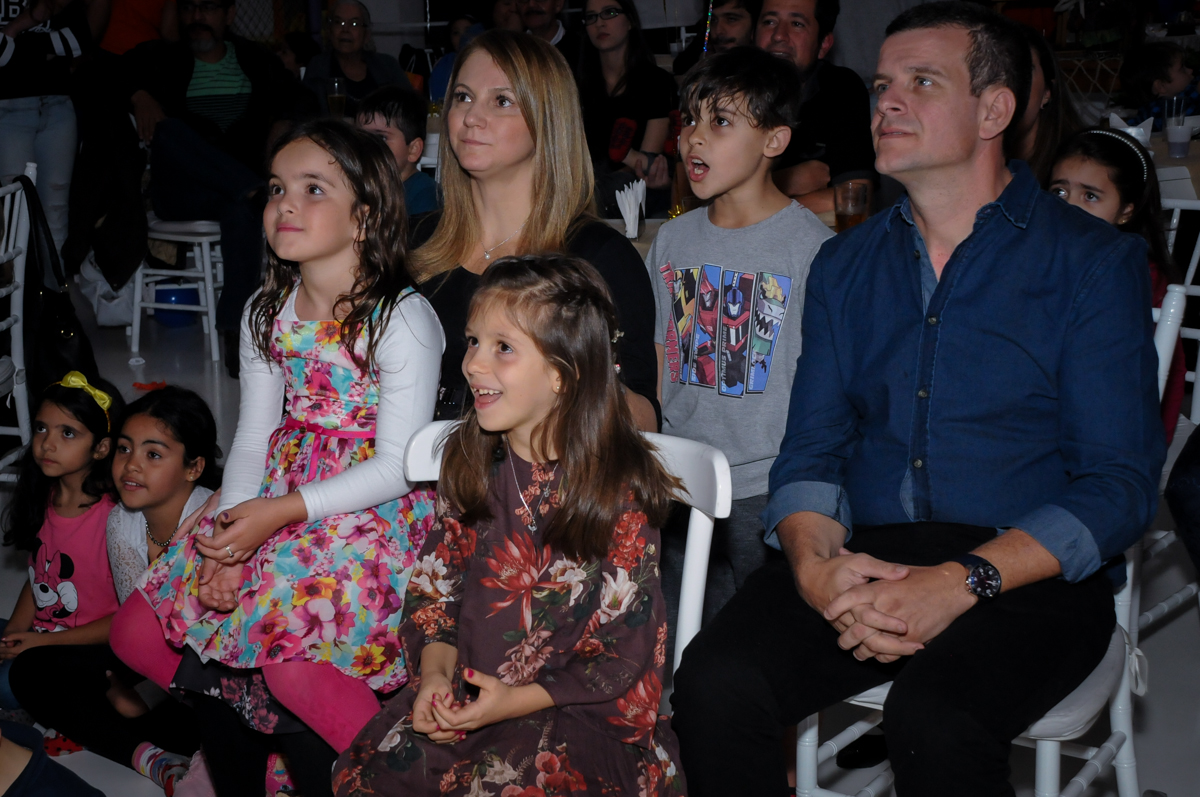 assistindo a retrospectiva no buffet fantastic world, morumbi, são paulo,sp