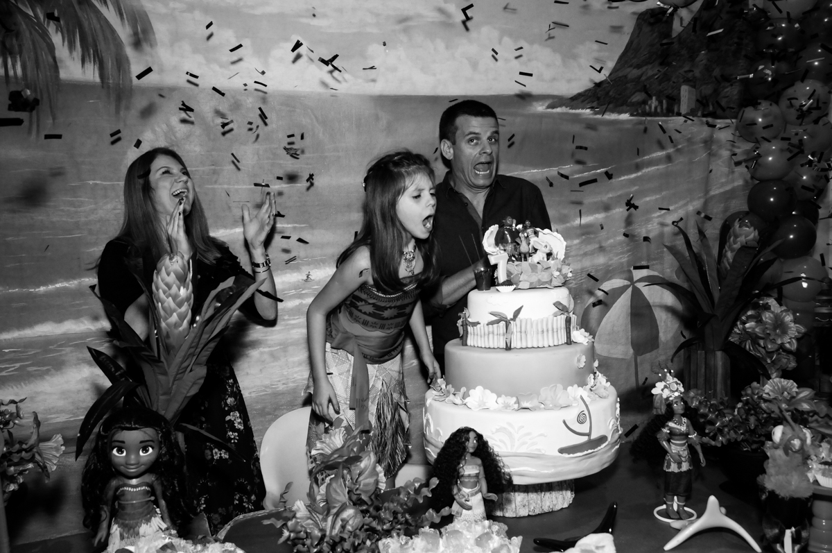 assoprando a vela do blo no buffet fantastic world, morumbi, são paulo,sp