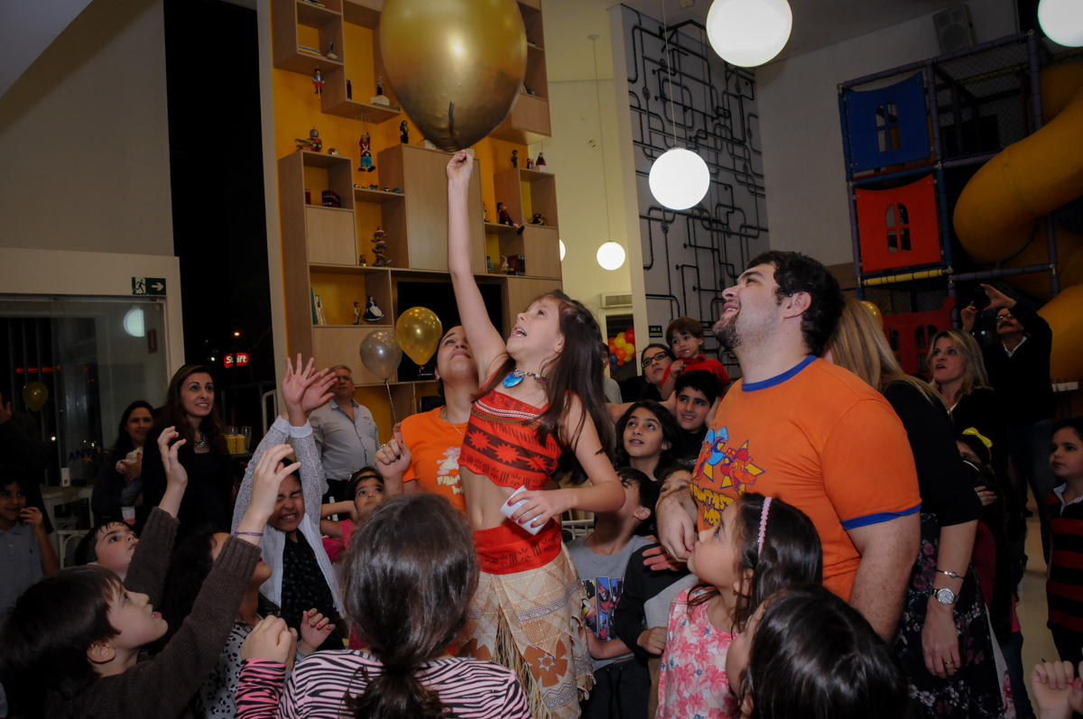 hora de estourar o balão no buffet fantastic world, morumbi, são paulo,sp