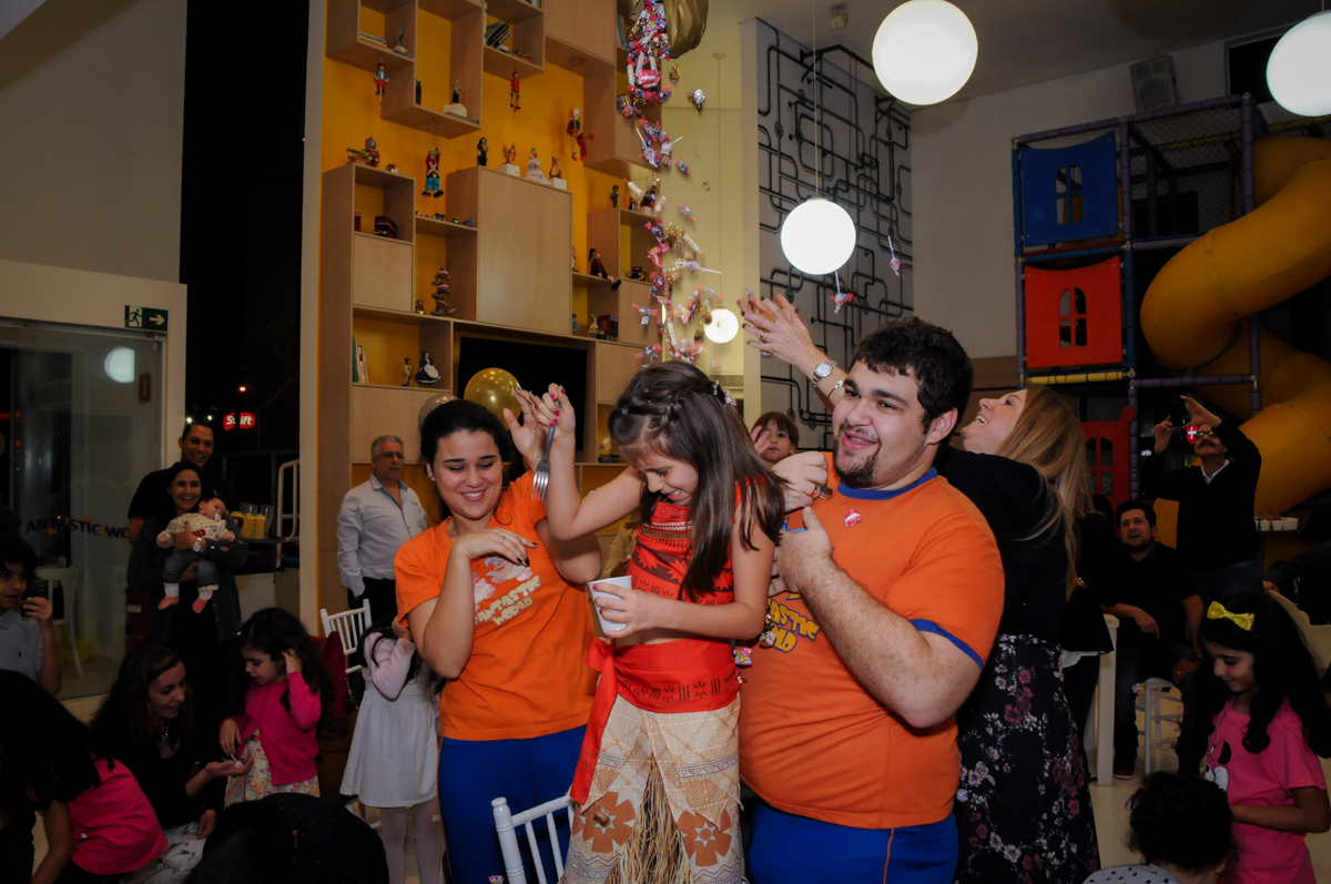 os doces caem do balão no buffet fantastic world, morumbi, são paulo,sp
