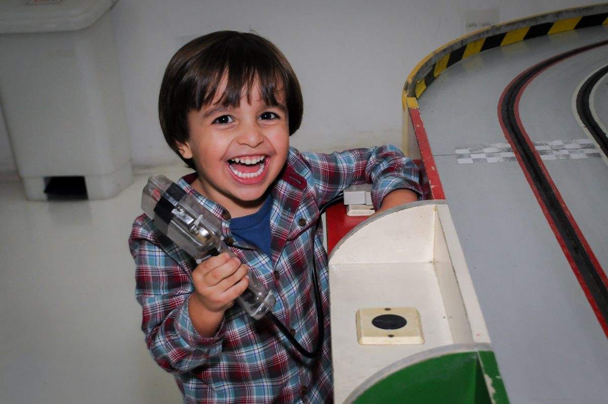 amiguinho está feliz na festa de aniversário no buffet fantastic world, morumbi, são paulo,sp