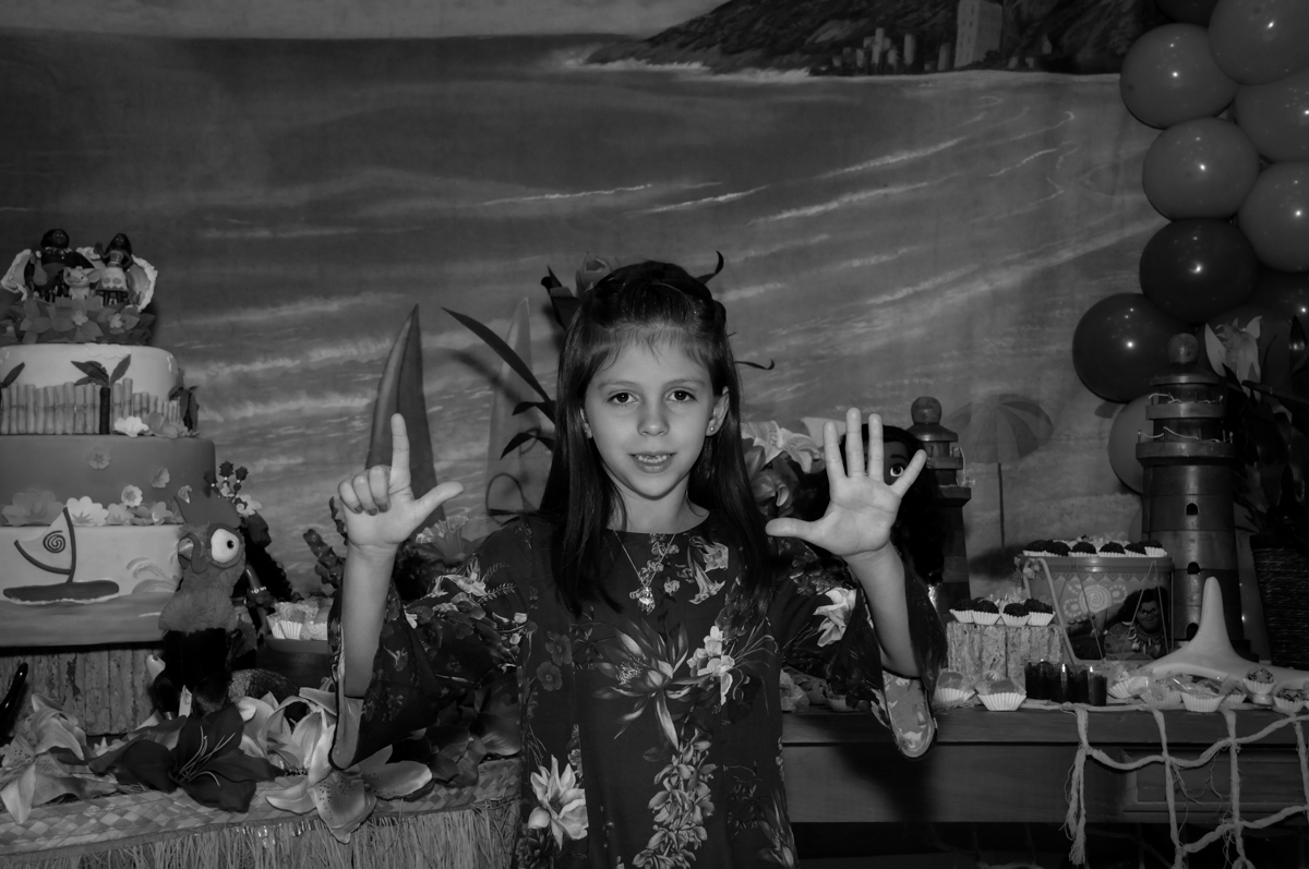 aniversariante é fotografada na mesa decorada no buffet fantastic world, morumbi, são paulo,sp